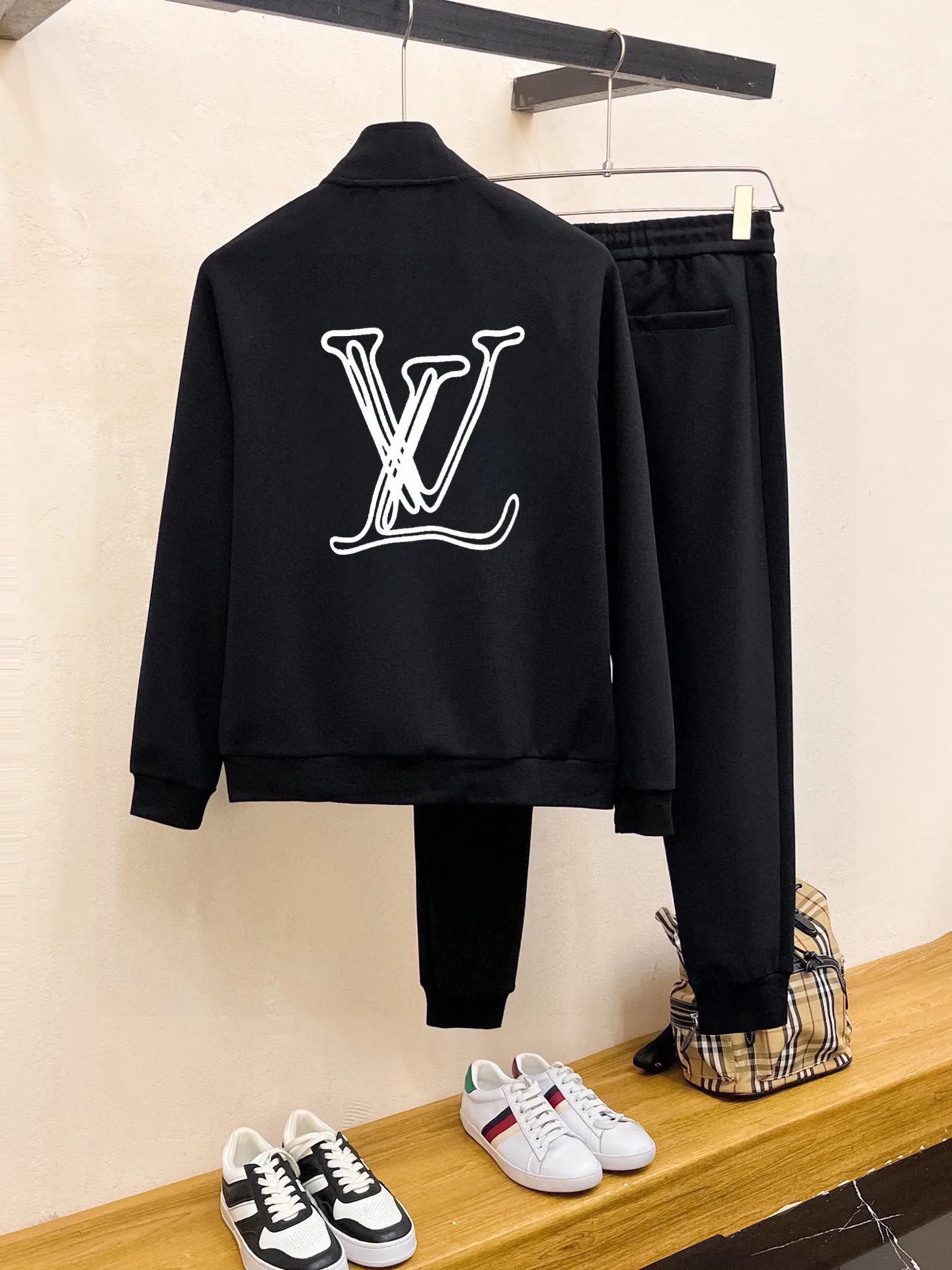 🅿️420 [LV Louis Vuitton] (Fat Man Gospel) hot-selling suit is coming. Focus on the original version of the official website. 2025 new hot-selling cardigan sweater suit. The original order is the best. 🇭🇰The meticulous work of top designers is dedicated to a fitting and perfect upper body effect. All-natural high-quality Roman cotton 100%, close-fitting comfort, noble and elegant! Original hardware embodies elegance and nobility! Counter size: M-5XL (maximum wear up to 220 pounds)